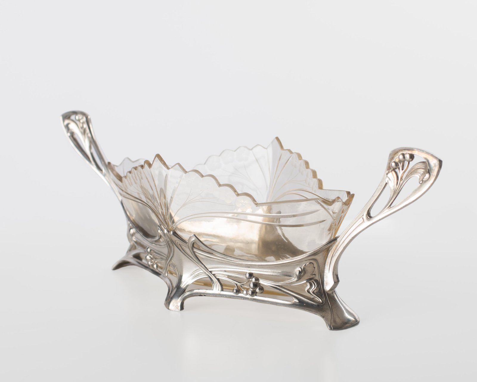 WMF silver plated centerpiece with glass insert, 1900. This centerpiece is a classic example of the Art Nouveau style. Manufactured by the prestigious German firm WMF circa 1900, it is a testament to the design of the period.