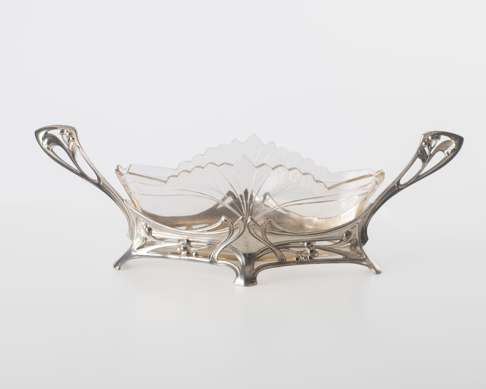 WMF silver plated centerpiece with glass insert, 1900. This centerpiece is a classic example of the Art Nouveau style. Manufactured by the prestigious German firm WMF circa 1900, it is a testament to the design of the period.