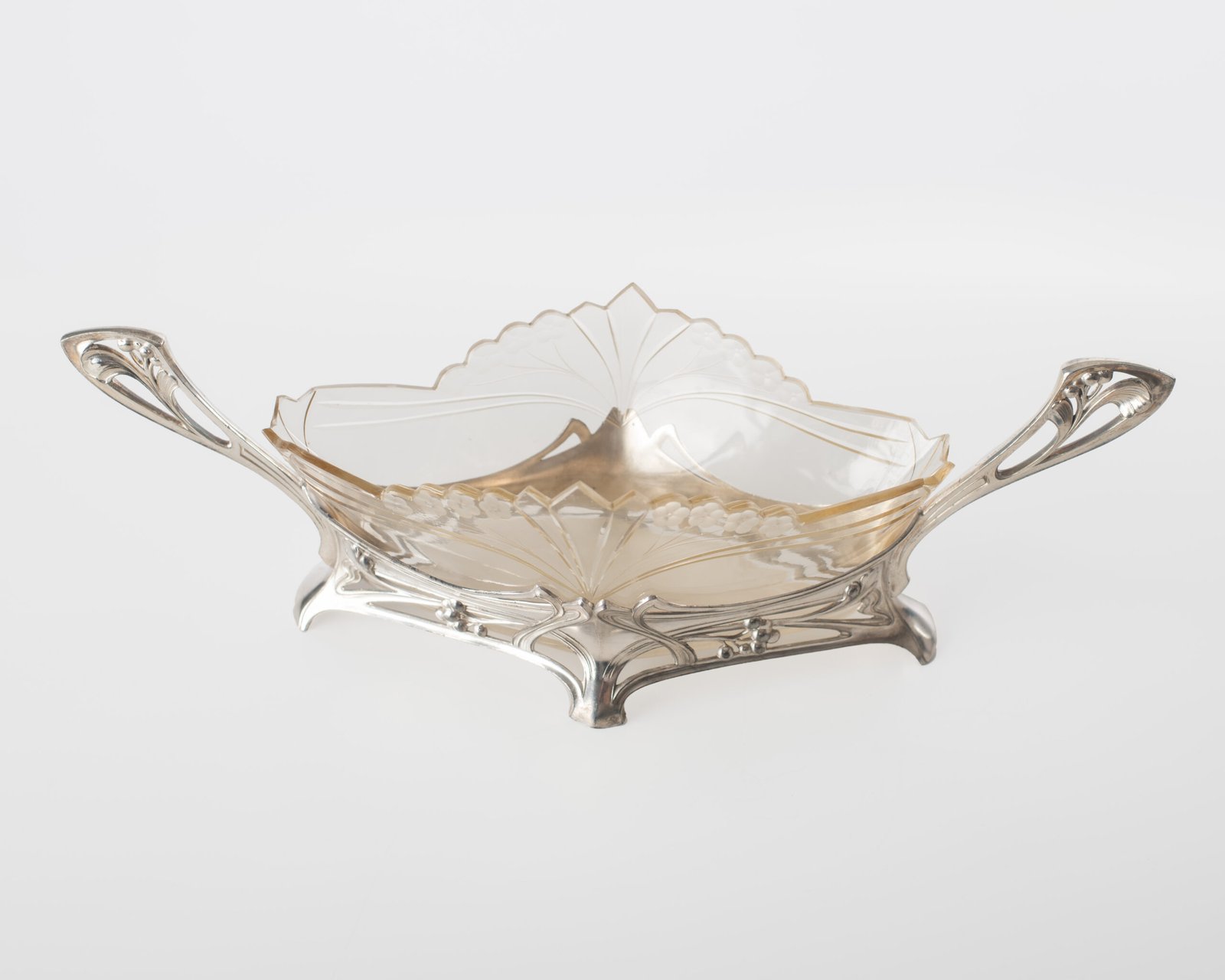 WMF silver plated centerpiece with glass insert, 1900. This centerpiece is a classic example of the Art Nouveau style. Manufactured by the prestigious German firm WMF circa 1900, it is a testament to the design of the period.