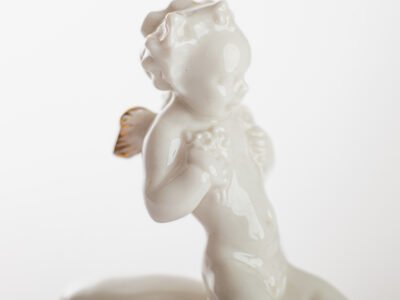 Karl Tutter 'Puto Auf Reh' Porcelain figurine 1920's High quality white enameled porcelain figurine with golden details, made by the prestigious artist Karl Tutter for the famous firm Hutschenreuther.