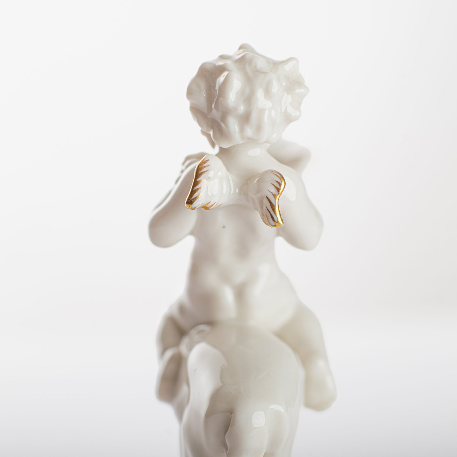 Karl Tutter 'Puto Auf Reh' Porcelain figurine 1920's High quality white enameled porcelain figurine with golden details, made by the prestigious artist Karl Tutter for the famous firm Hutschenreuther.