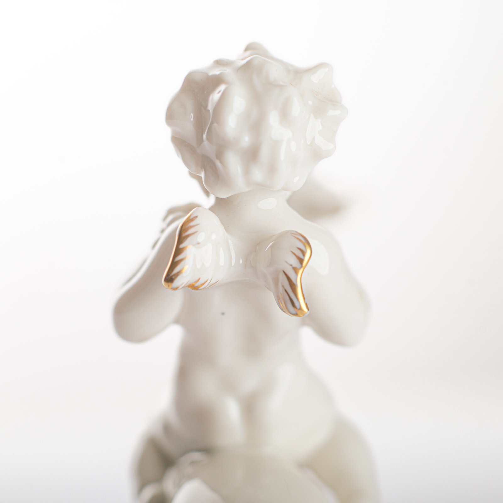 Karl Tutter 'Puto Auf Reh' Porcelain figurine 1920's High quality white enameled porcelain figurine with golden details, made by the prestigious artist Karl Tutter for the famous firm Hutschenreuther.