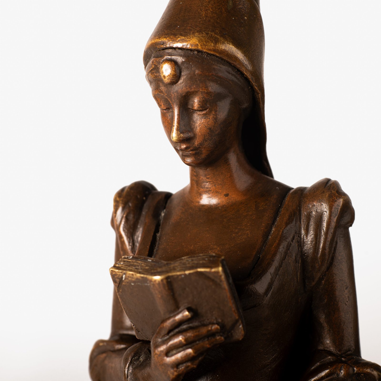 Art Nouveau bronze and red marble sculpture “Châtelaine XIV S”. Beautiful Art Nouveau bronze sculpture titled “Châtelaine XIV S”, 14th century Lady of the castle. It depicts a Lady of the Middle Ages with headdress and long-tailed dress walking absorbed reading a book. She stands on a stepped pedestal of red marble