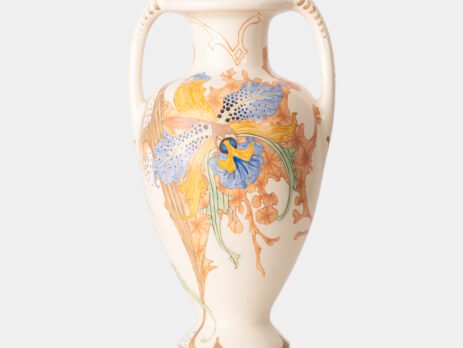 Plateelbakkerij Zuid-Holland ceramic vase “Orchids”, Art Nouveau, model 326 D, Gouda (1919). Hand painted, decorated with a beautiful floral composition of orchids. The flowers are painted in vibrant tones, with details in blue, green and orange-brown.