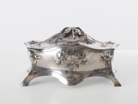 WMF Art Nouveau silver plated jewelry box A work of art for your collection. Are you an Art Nouveau lover looking for a unique and special piece? Then don't miss out on this stunning Art Nouveau jewelry box from WMF.