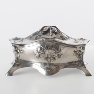 WMF Art Nouveau silver plated jewelry box A work of art for your collection. Are you an Art Nouveau lover looking for a unique and special piece? Then don't miss out on this stunning Art Nouveau jewelry box from WMF.