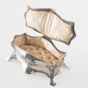 WMF Art Nouveau silver plated jewelry box A work of art for your collection. Are you an Art Nouveau lover looking for a unique and special piece? Then don't miss out on this stunning Art Nouveau jewelry box from WMF.