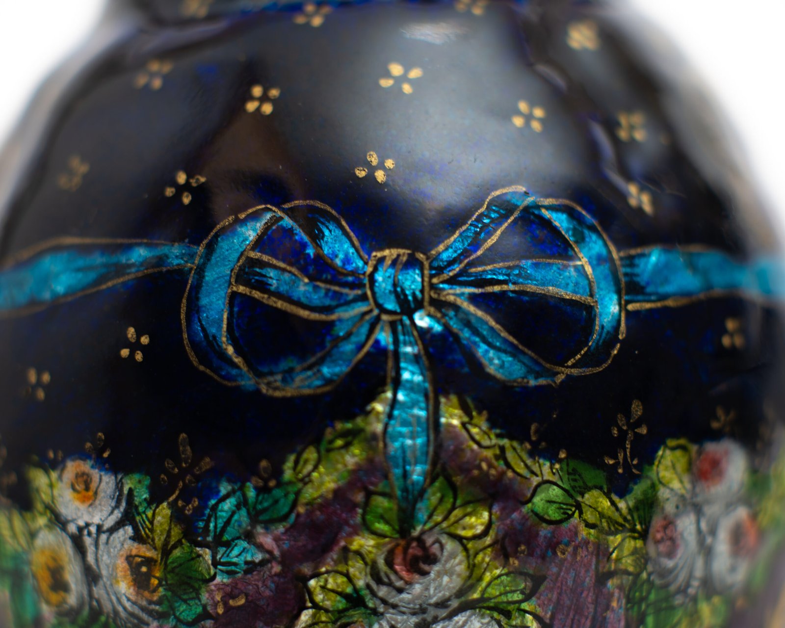 Art Nouveau enamel floral vase - Jules Sarlandie, Limoges Created by the talented Jules Sarlandie for Limoges, this piece impresses with its exquisiteness and fine details. Signed on the edge of the foot.
