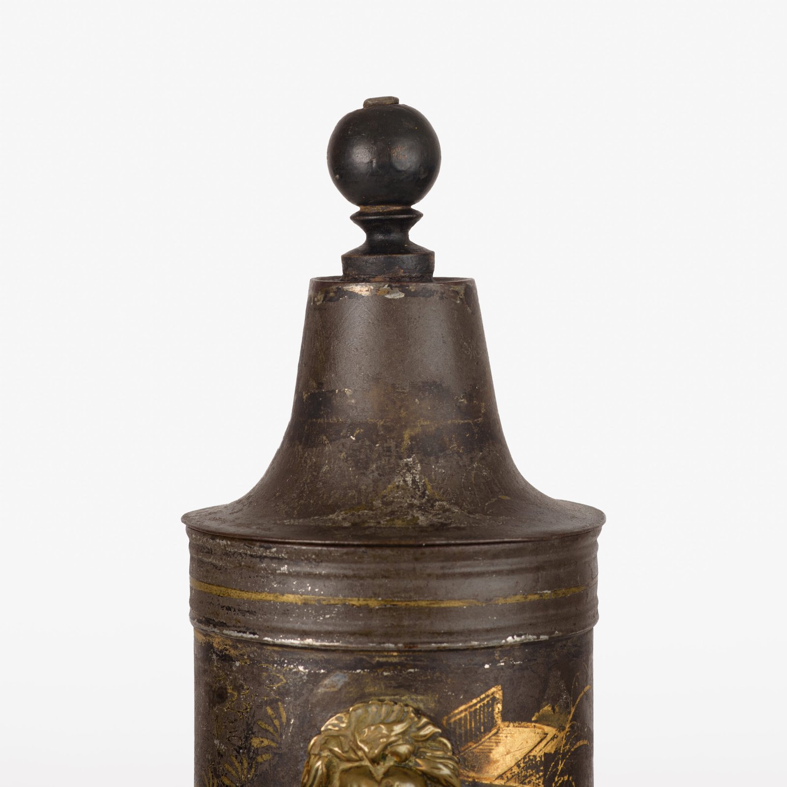 Hot water tower, Regency, Chinoiserie, 19th century Rare Regency hot water tower, Chinoiserie. Cylindrical alloy body on trapezoidal base housing the coal drawer, raised on four legs, brass faucet and lion-headed ring-shaped side handles. Painting with chinoiserie motifs.