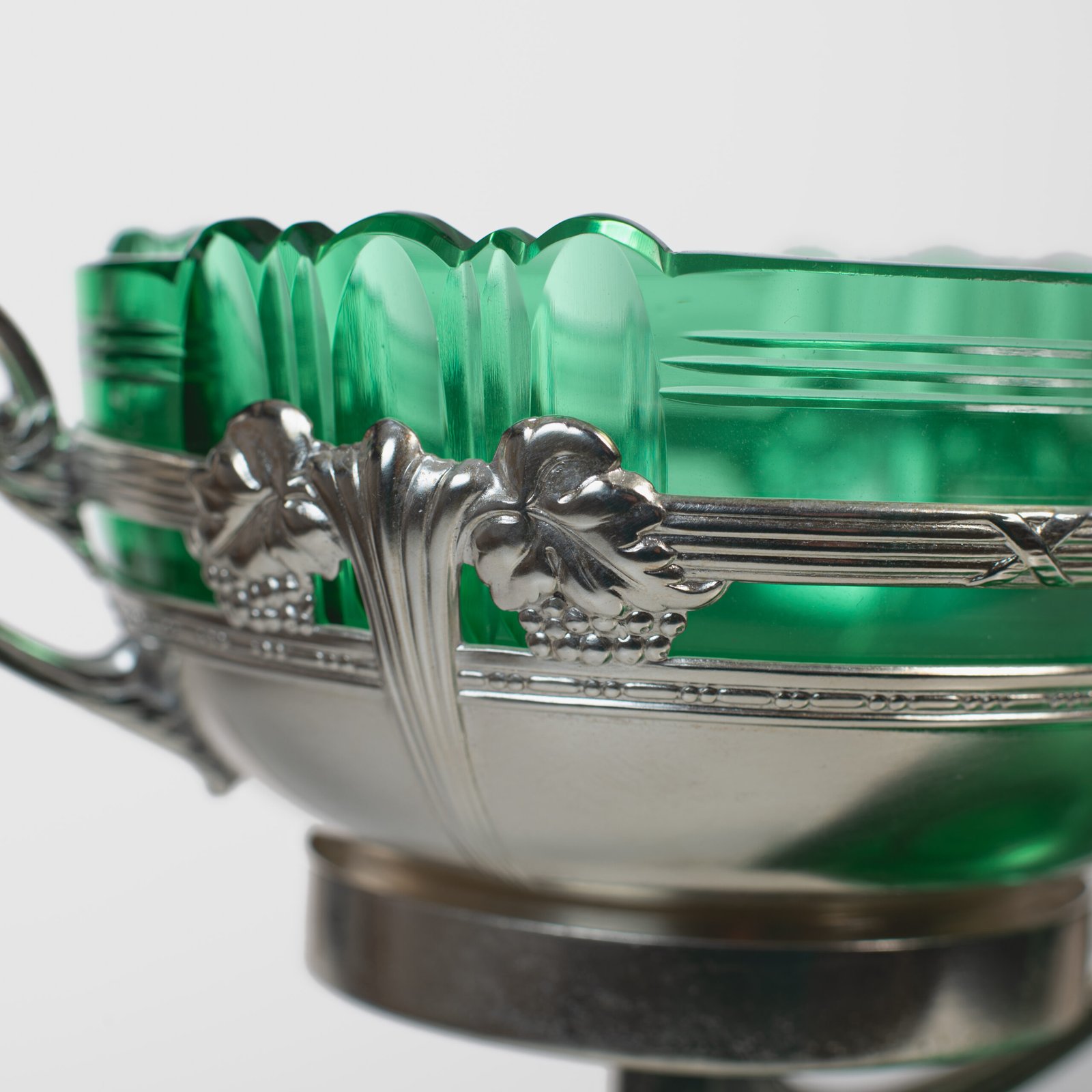 Exquisite WMF Art Nouveau Fruit Basket - Silver Plated Brass and Green Glass 1900's Discover a true gem of Art Nouveau design with this stunning WMF fruit basket, made in Germany between 1900 and 1910.