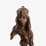 Art Nouveau bronze bust “Carmela” by Emmanuel Villanis (1890) Discover the elegance of Art Nouveau in this exquisite bronze bust. “Carmela” is a masterpiece by the celebrated sculptor Emmanuel Villanis.