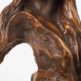 Art Nouveau bronze bust “Carmela” by Emmanuel Villanis (1890) Discover the elegance of Art Nouveau in this exquisite bronze bust. “Carmela” is a masterpiece by the celebrated sculptor Emmanuel Villanis.