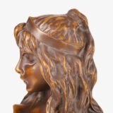 Art Nouveau bronze bust “Carmela” by Emmanuel Villanis (1890) Discover the elegance of Art Nouveau in this exquisite bronze bust. “Carmela” is a masterpiece by the celebrated sculptor Emmanuel Villanis.