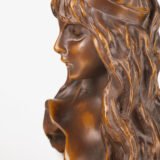 Art Nouveau bronze bust “Carmela” by Emmanuel Villanis (1890) Discover the elegance of Art Nouveau in this exquisite bronze bust. “Carmela” is a masterpiece by the celebrated sculptor Emmanuel Villanis.