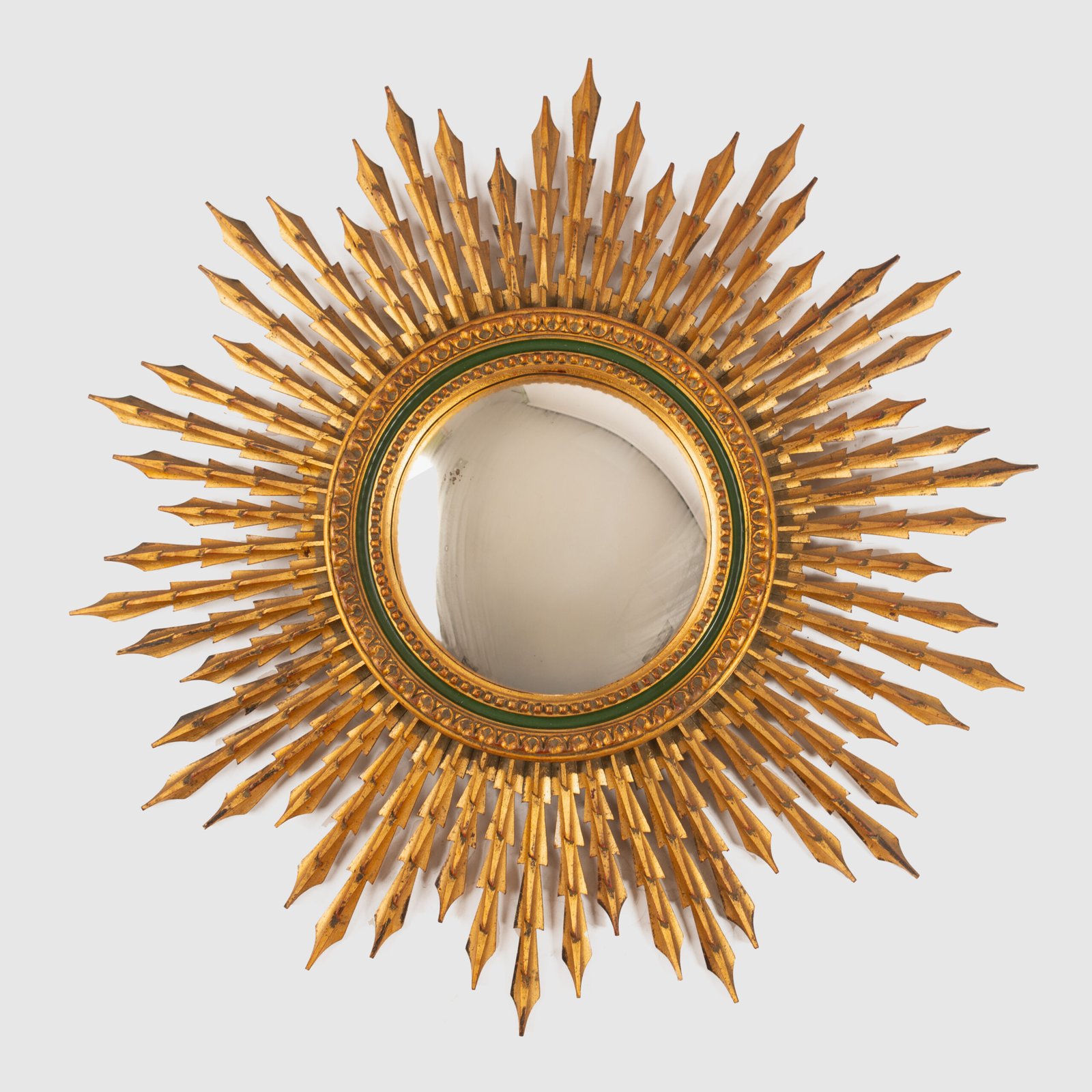 Portuguese Sunburst mirror in gilded carved wood, 1930's. We are pleased to present a splendid Portuguese vintage gilded carved wood sunburst mirror, a unique piece that exudes elegance and sophistication.