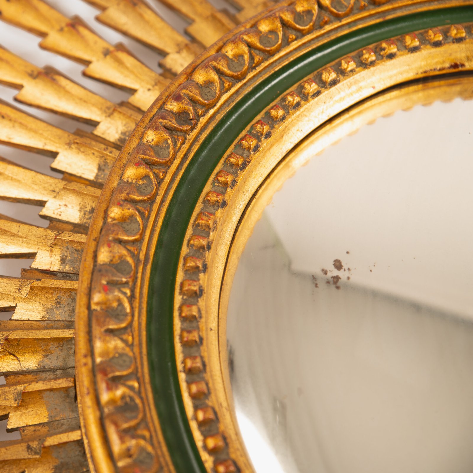 Portuguese Sunburst mirror in gilded carved wood, 1930's. We are pleased to present a splendid Portuguese vintage gilded carved wood sunburst mirror, a unique piece that exudes elegance and sophistication.