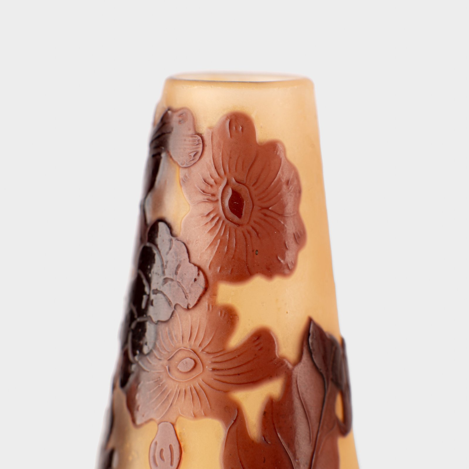 Art Nouveau cameo glass vase, Émile Gallé, 1900's This exquisite multi-layered frosted glass cameo vase (Nancy 1900-1910), is a masterpiece by renowned artist Émile Gallé, representative of the Art Nouveau movement in Nancy, France.