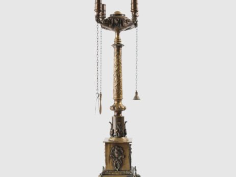 Italian bronze oil lamp of the 19th century - Empire style, unique piece. Antique bronze oil lamp, made in Italy during the 19th century. This unique piece stands out for its exquisite eclectic ornamentation, combining elements of the Empire, Neoclassical and Renaissance styles.