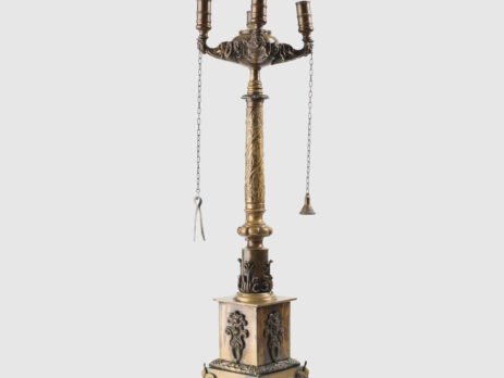 Italian bronze oil lamp of the 19th century - Empire style, unique piece. Antique bronze oil lamp, made in Italy during the 19th century. This unique piece stands out for its exquisite eclectic ornamentation, combining elements of the Empire, Neoclassical and Renaissance styles.