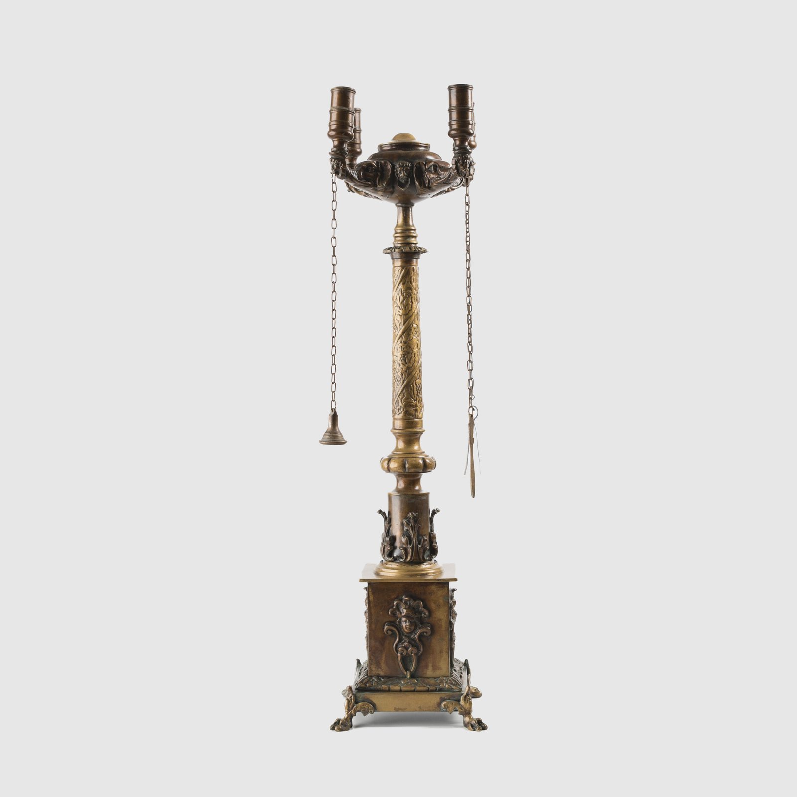 Italian bronze oil lamp of the 19th century - Empire style, unique piece. Antique bronze oil lamp, made in Italy during the 19th century. This unique piece stands out for its exquisite eclectic ornamentation, combining elements of the Empire, Neoclassical and Renaissance styles.