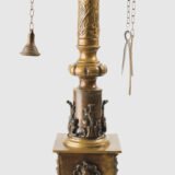 Italian bronze oil lamp of the 19th century - Empire style, unique piece. Antique bronze oil lamp, made in Italy during the 19th century. This unique piece stands out for its exquisite eclectic ornamentation, combining elements of the Empire, Neoclassical and Renaissance styles.