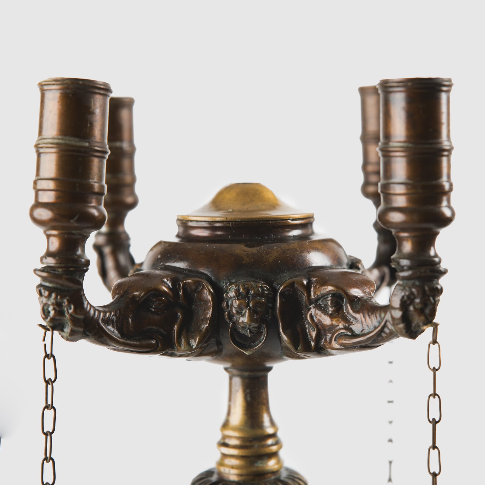 Italian bronze oil lamp of the 19th century - Empire style, unique piece. Antique bronze oil lamp, made in Italy during the 19th century. This unique piece stands out for its exquisite eclectic ornamentation, combining elements of the Empire, Neoclassical and Renaissance styles.