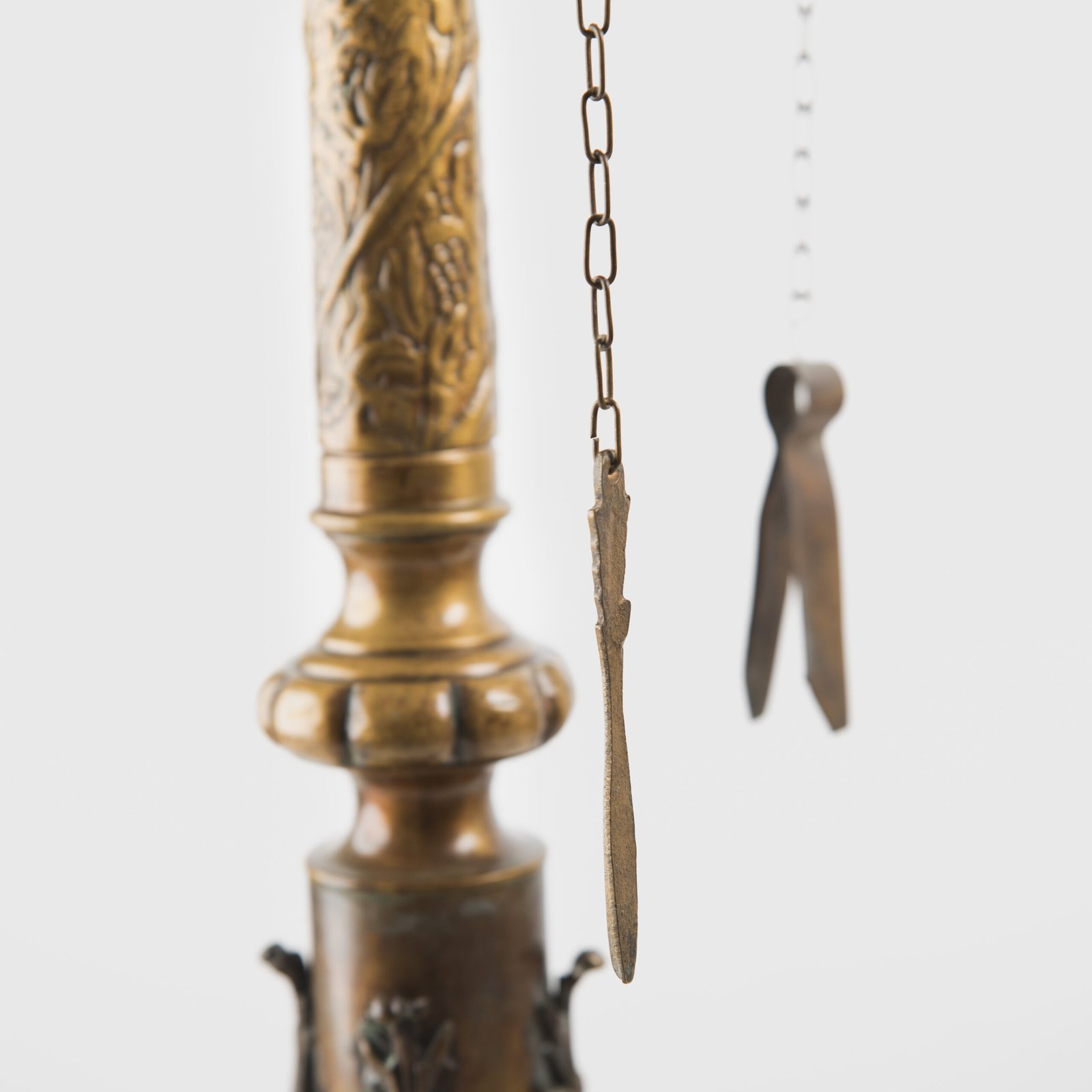 Italian bronze oil lamp of the 19th century - Empire style, unique piece. Antique bronze oil lamp, made in Italy during the 19th century. This unique piece stands out for its exquisite eclectic ornamentation, combining elements of the Empire, Neoclassical and Renaissance styles.