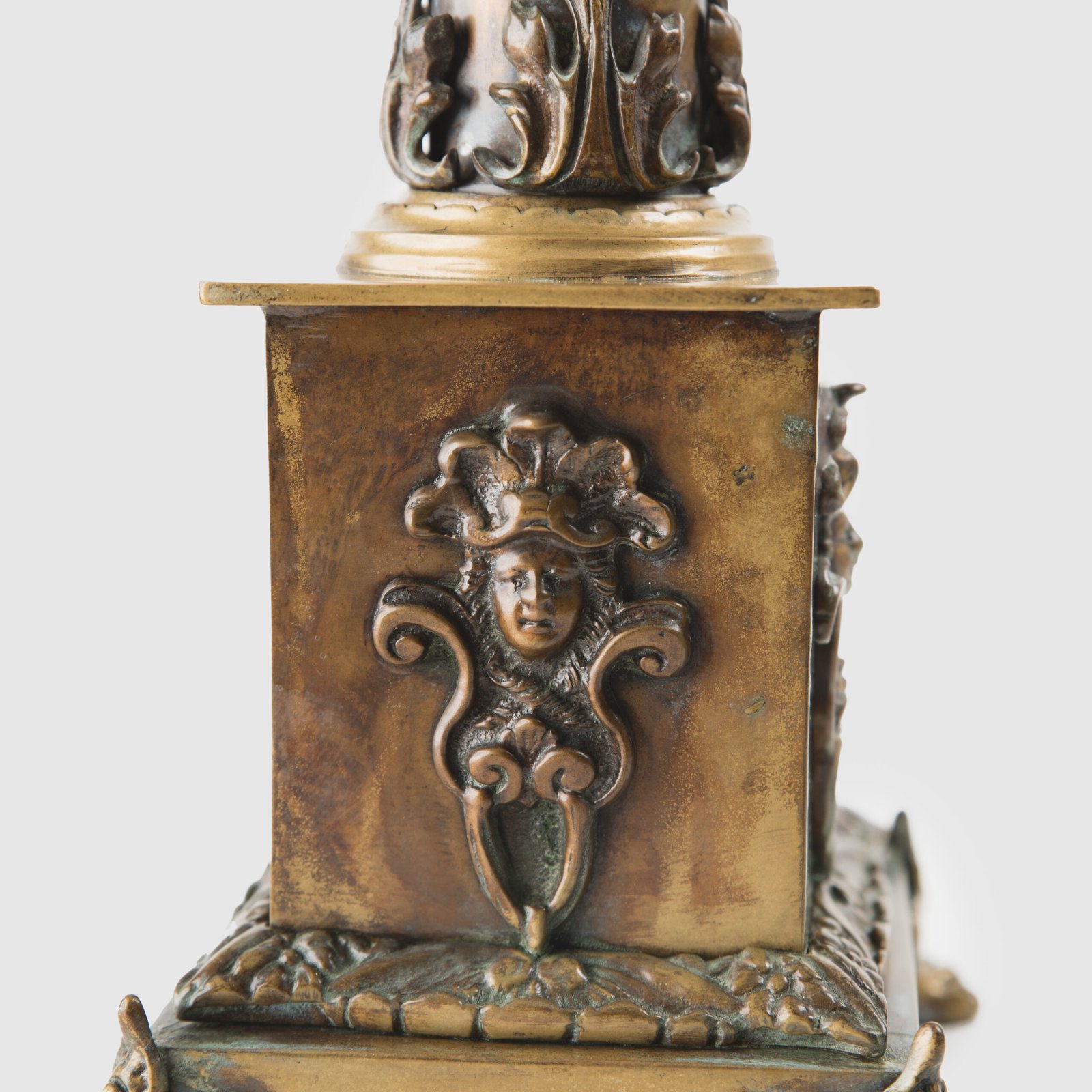 Italian bronze oil lamp of the 19th century - Empire style, unique piece. Antique bronze oil lamp, made in Italy during the 19th century. This unique piece stands out for its exquisite eclectic ornamentation, combining elements of the Empire, Neoclassical and Renaissance styles.