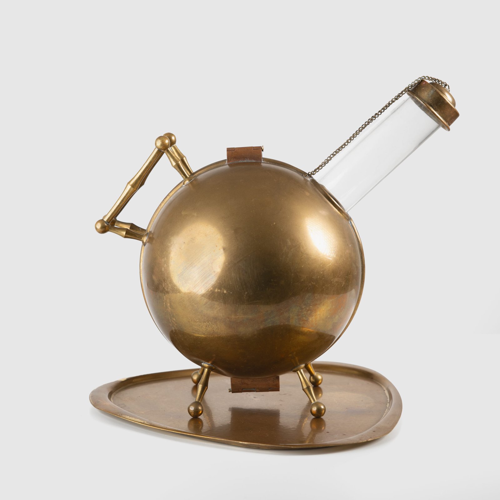 Art Deco style spherical thermos, made of brass and Pyrex glass, 1930's Let yourself enjoy the timeless elegance of this exceptional spherical thermos, a true collector's item of Swedish Art Deco design from the 1930's, a jewel of vintage design.