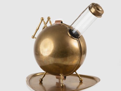 Art Deco style spherical thermos, made of brass and Pyrex glass, 1930's Let yourself enjoy the timeless elegance of this exceptional spherical thermos, a true collector's item of Swedish Art Deco design from the 1930's, a jewel of vintage design.