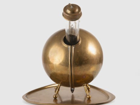 Art Deco style spherical thermos, made of brass and Pyrex glass, 1930's Let yourself enjoy the timeless elegance of this exceptional spherical thermos, a true collector's item of Swedish Art Deco design from the 1930's, a jewel of vintage design.