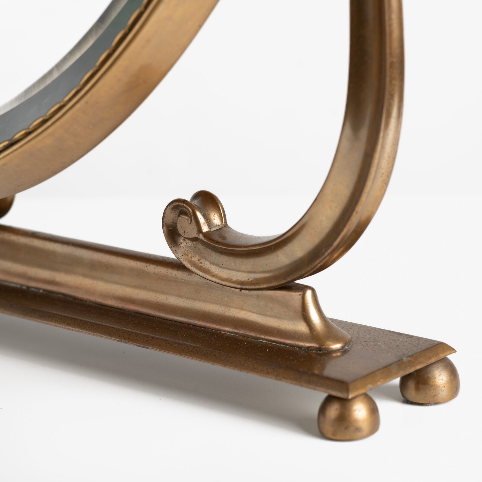 Italian Art Deco Bronze Lyre Mirror, a 1930's collector's item. Discover this refined Italian Art Deco bronze dressing table mirror, whose lyre design and beveled glass make it a unique piece full of character.