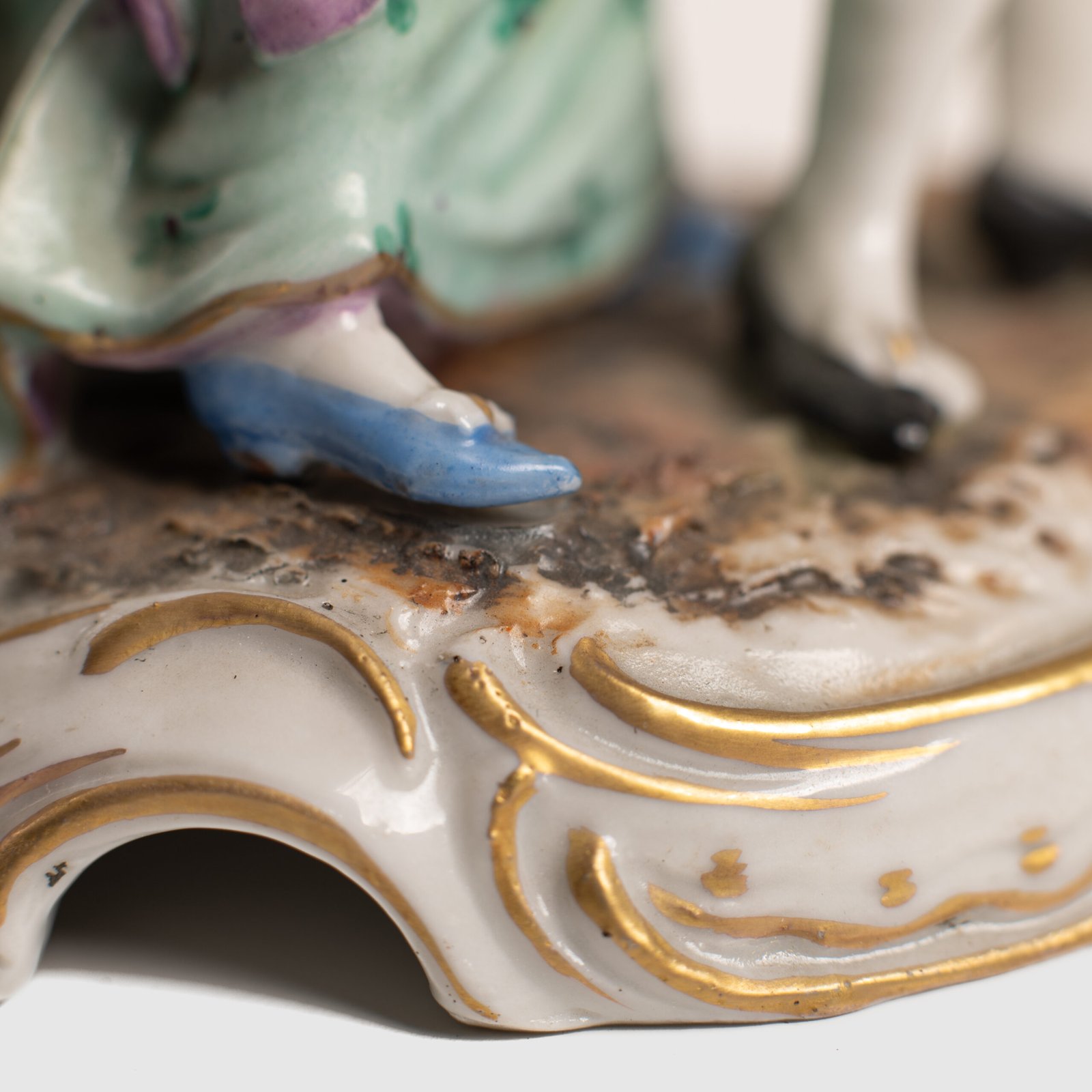 Antique Porcelain Figure “Danseurs de Bal” of Frankenthal by Carl Theodor, 18th Century We present a splendid 18th century porcelain figurine, depicting a dancing couple, the work of renowned artist Carl Theodor. Originating from the prestigious Frankenthal manufactory in Germany