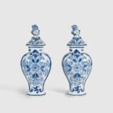 Pair of vases with lion - De Porceleyne Fles Delft - Joost Thooft - Year 1889 Discover an exceptional pair of Delft ceramic vases made by De Porceleyne Fles, Delft in 1889 under the direction of Joost Thooft.