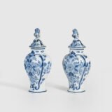 Pair of vases with lion - De Porceleyne Fles Delft - Joost Thooft - Year 1889 Discover an exceptional pair of Delft ceramic vases made by De Porceleyne Fles, Delft in 1889 under the direction of Joost Thooft.