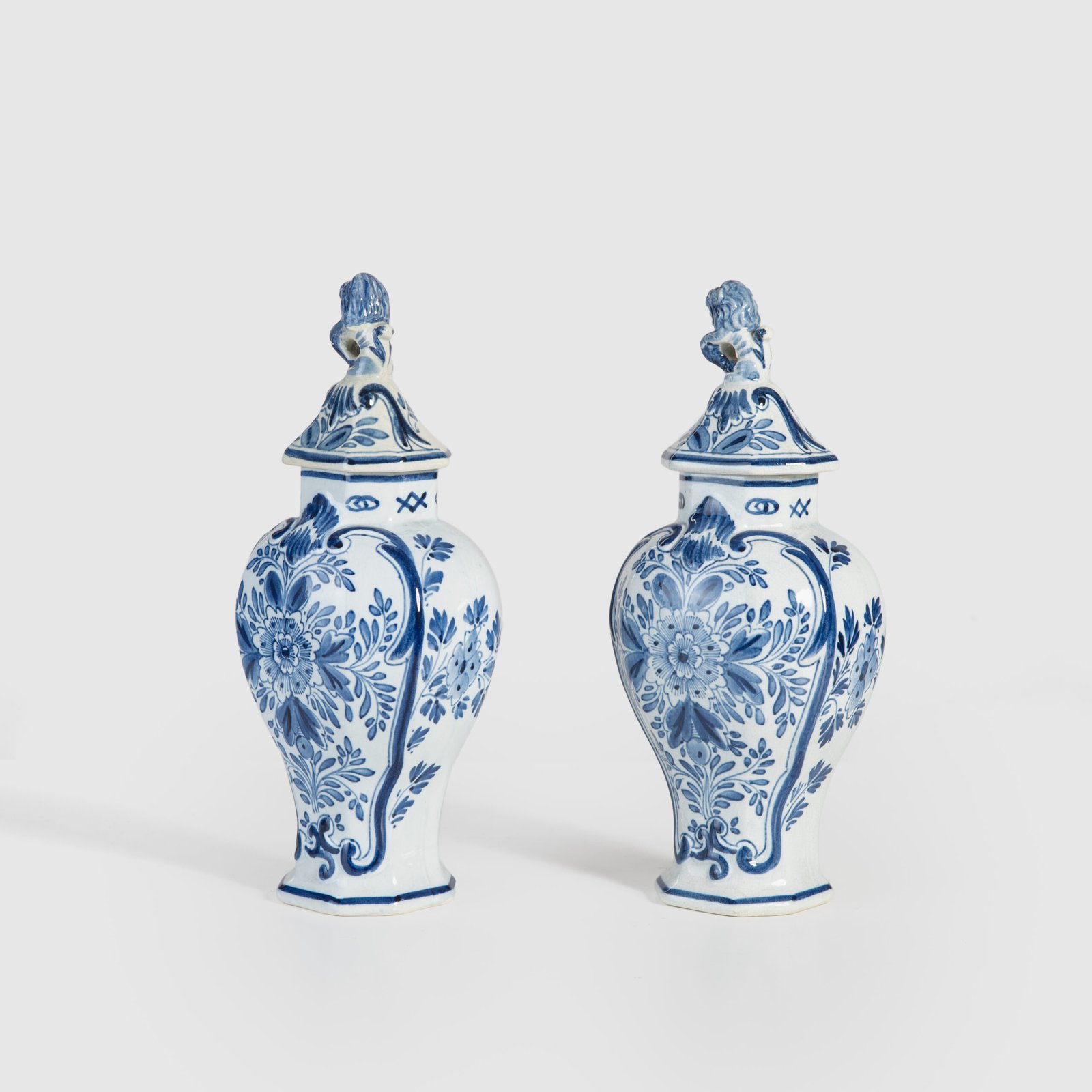 Pair of vases with lion - De Porceleyne Fles Delft - Joost Thooft - Year 1889 Discover an exceptional pair of Delft ceramic vases made by De Porceleyne Fles, Delft in 1889 under the direction of Joost Thooft.
