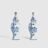 Pair of vases with lion - De Porceleyne Fles Delft - Joost Thooft - Year 1889 Discover an exceptional pair of Delft ceramic vases made by De Porceleyne Fles, Delft in 1889 under the direction of Joost Thooft.