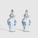 Pair of vases with lion - De Porceleyne Fles Delft - Joost Thooft - Year 1889 Discover an exceptional pair of Delft ceramic vases made by De Porceleyne Fles, Delft in 1889 under the direction of Joost Thooft.