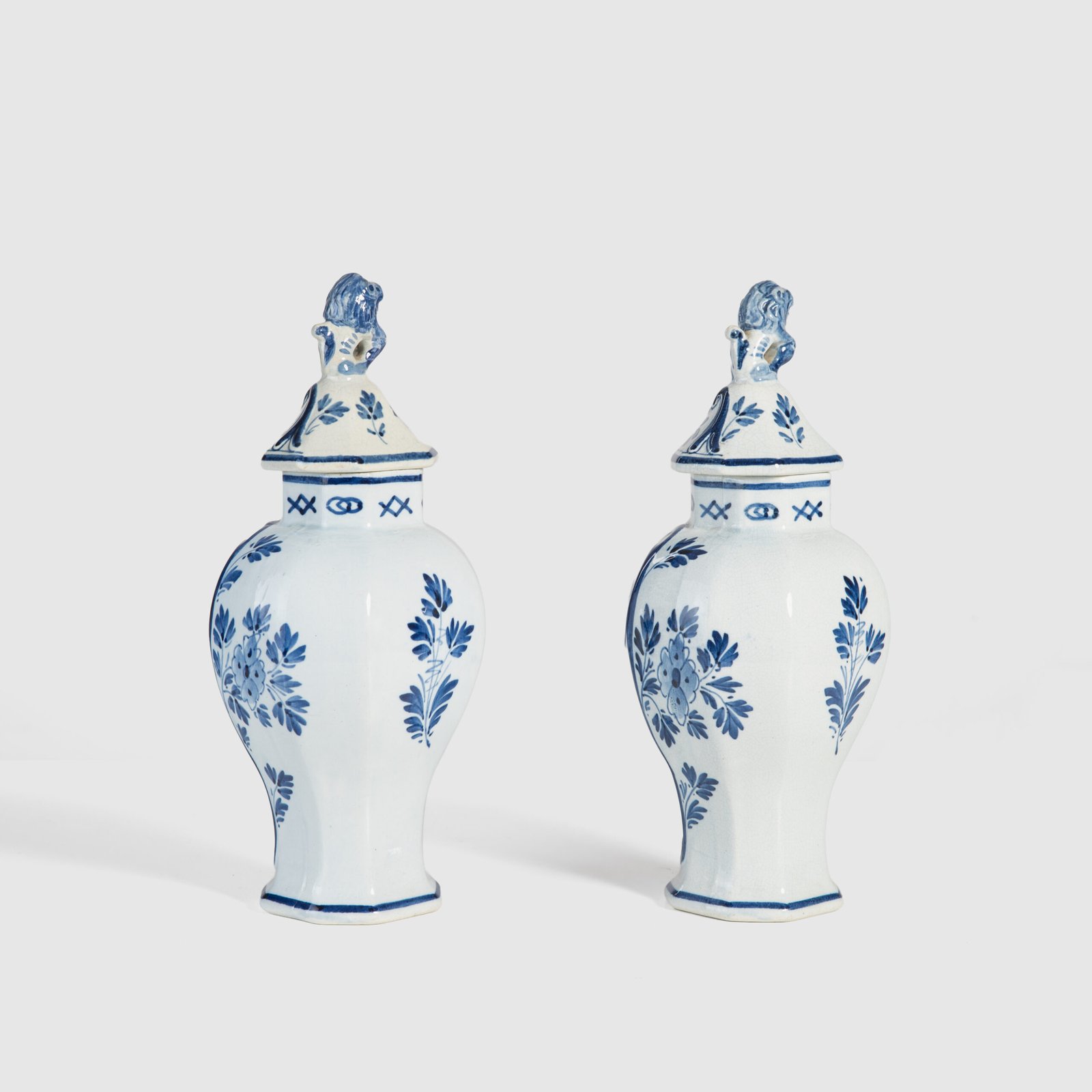 Pair of vases with lion - De Porceleyne Fles Delft - Joost Thooft - Year 1889 Discover an exceptional pair of Delft ceramic vases made by De Porceleyne Fles, Delft in 1889 under the direction of Joost Thooft.