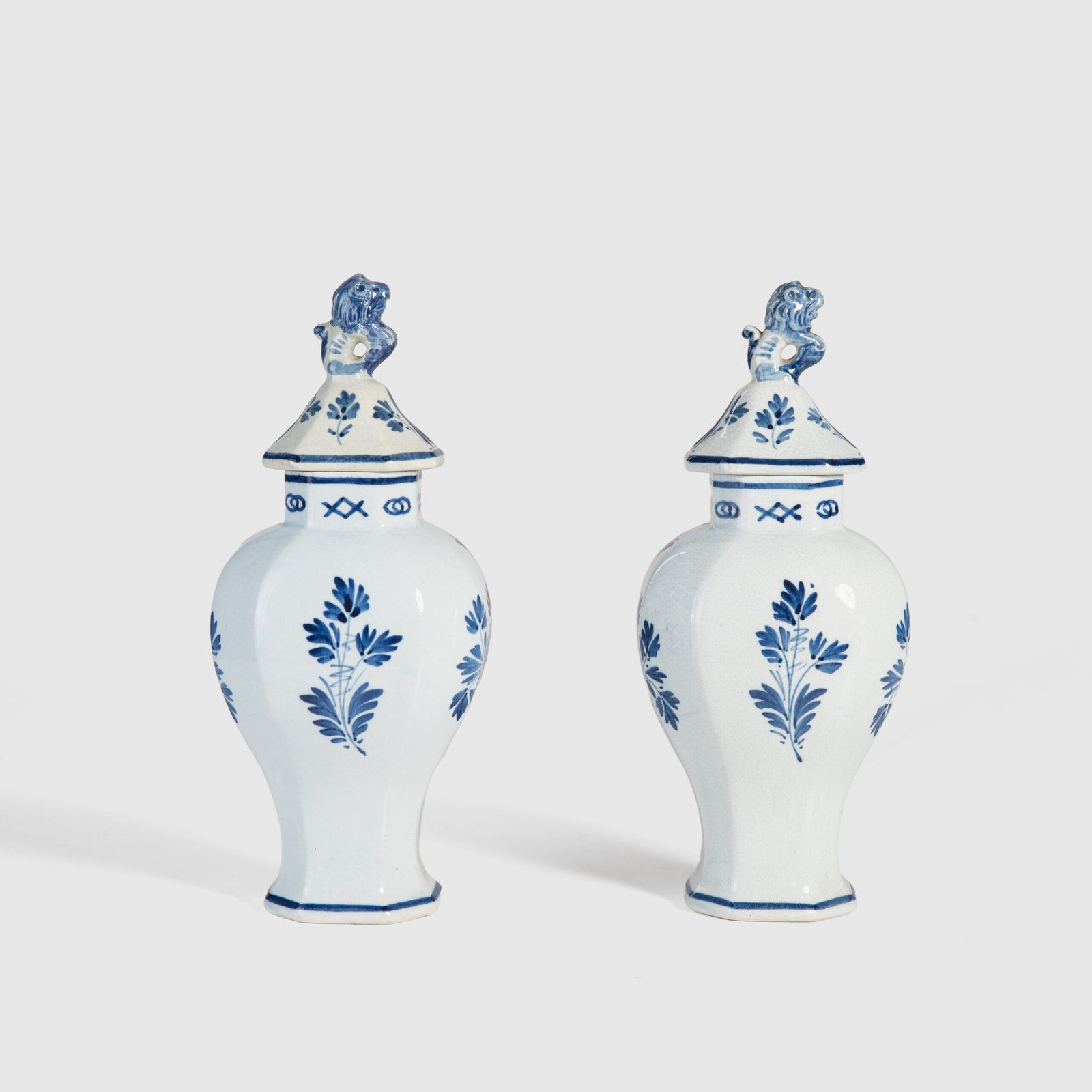 Pair of vases with lion - De Porceleyne Fles Delft - Joost Thooft - Year 1889 Discover an exceptional pair of Delft ceramic vases made by De Porceleyne Fles, Delft in 1889 under the direction of Joost Thooft.