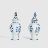 Pair of vases with lion - De Porceleyne Fles Delft - Joost Thooft - Year 1889 Discover an exceptional pair of Delft ceramic vases made by De Porceleyne Fles, Delft in 1889 under the direction of Joost Thooft.