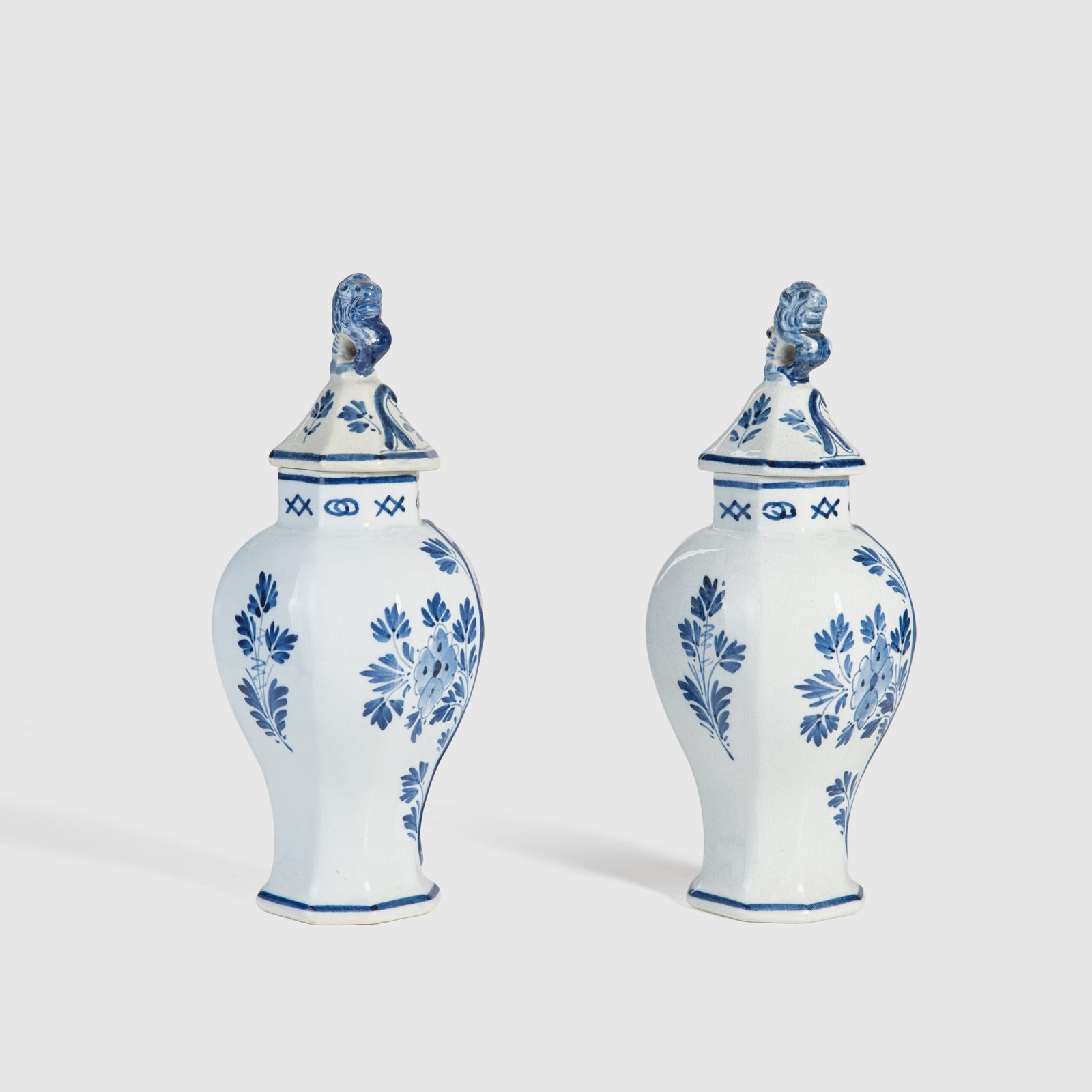 Pair of vases with lion - De Porceleyne Fles Delft - Joost Thooft - Year 1889 Discover an exceptional pair of Delft ceramic vases made by De Porceleyne Fles, Delft in 1889 under the direction of Joost Thooft.