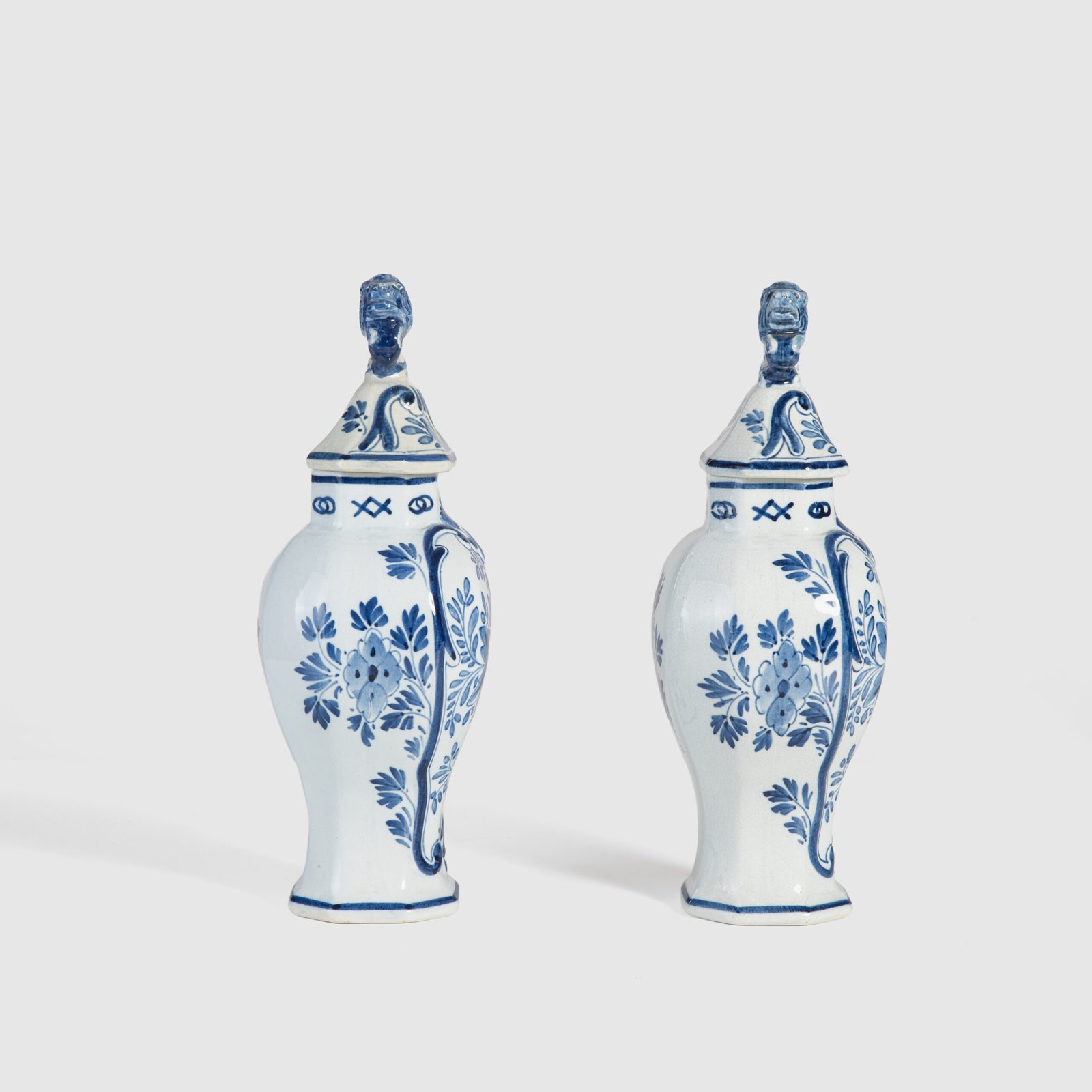 Pair of vases with lion - De Porceleyne Fles Delft - Joost Thooft - Year 1889 Discover an exceptional pair of Delft ceramic vases made by De Porceleyne Fles, Delft in 1889 under the direction of Joost Thooft.