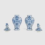Pair of vases with lion - De Porceleyne Fles Delft - Joost Thooft - Year 1889 Discover an exceptional pair of Delft ceramic vases made by De Porceleyne Fles, Delft in 1889 under the direction of Joost Thooft.
