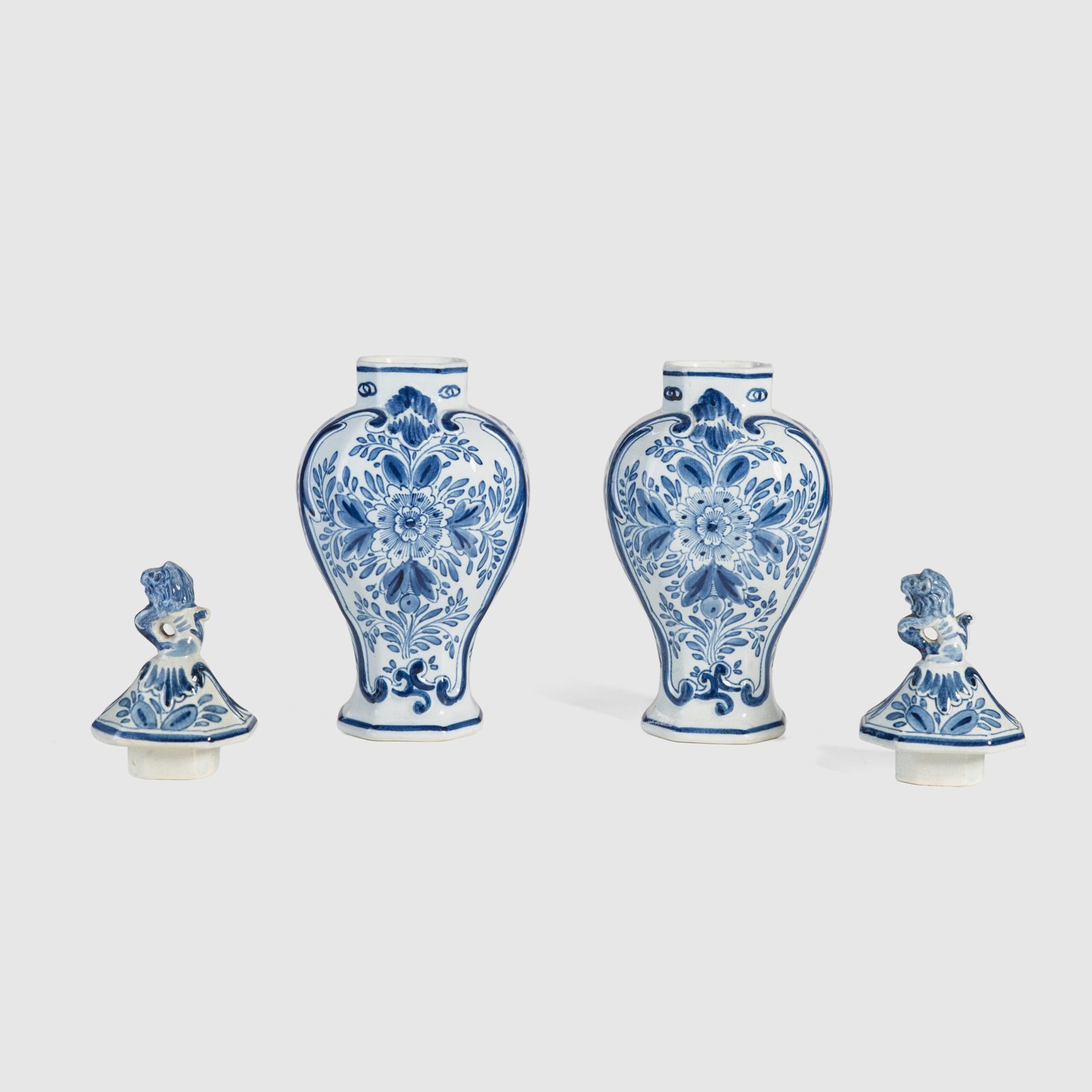 Pair of vases with lion - De Porceleyne Fles Delft - Joost Thooft - Year 1889 Discover an exceptional pair of Delft ceramic vases made by De Porceleyne Fles, Delft in 1889 under the direction of Joost Thooft.