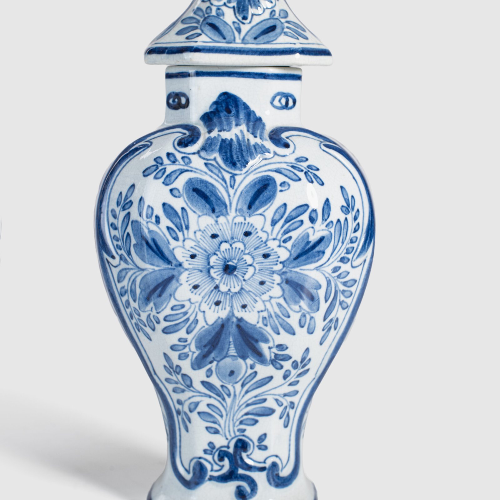 Pair of vases with lion - De Porceleyne Fles Delft - Joost Thooft - Year 1889 Discover an exceptional pair of Delft ceramic vases made by De Porceleyne Fles, Delft in 1889 under the direction of Joost Thooft.