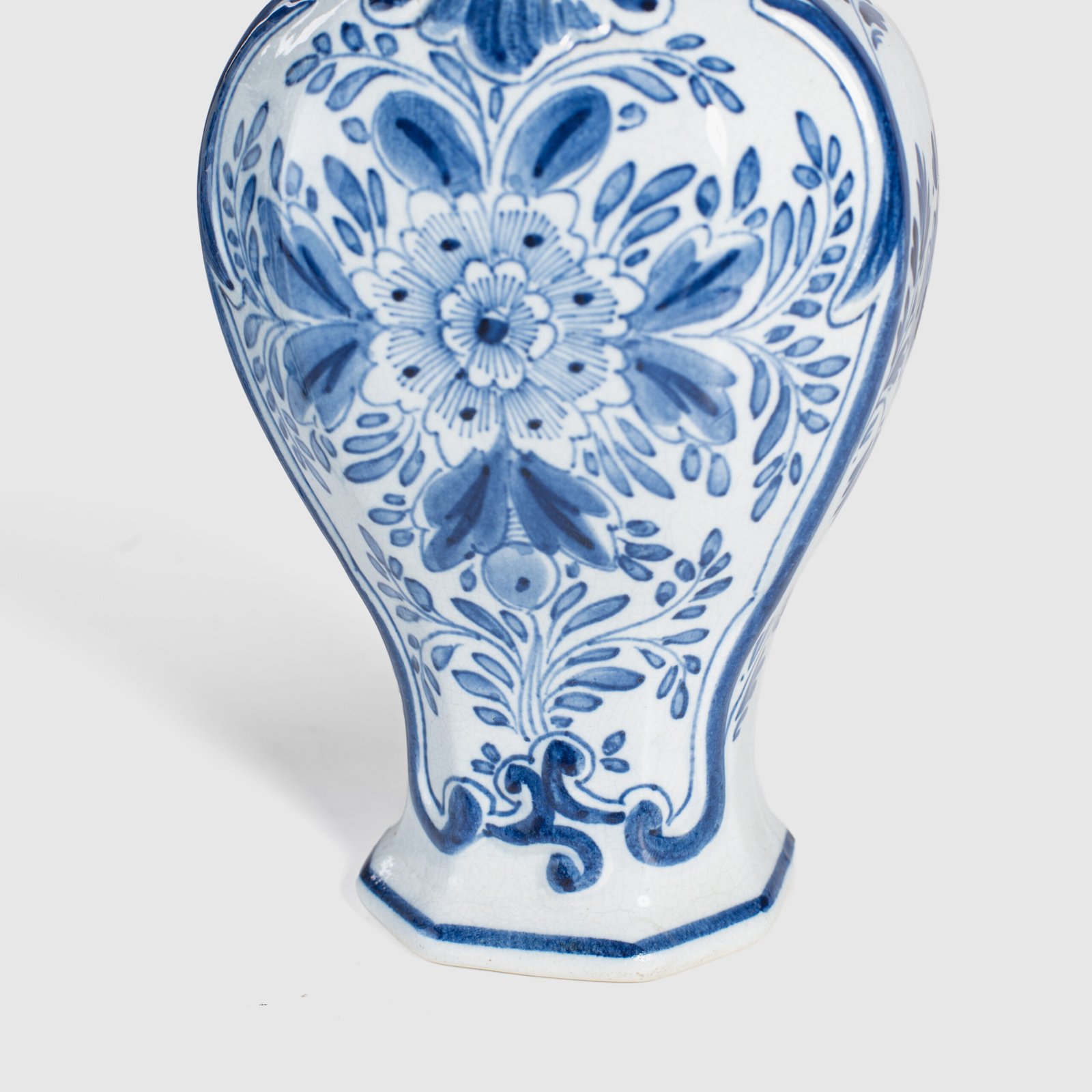Pair of vases with lion - De Porceleyne Fles Delft - Joost Thooft - Year 1889 Discover an exceptional pair of Delft ceramic vases made by De Porceleyne Fles, Delft in 1889 under the direction of Joost Thooft.