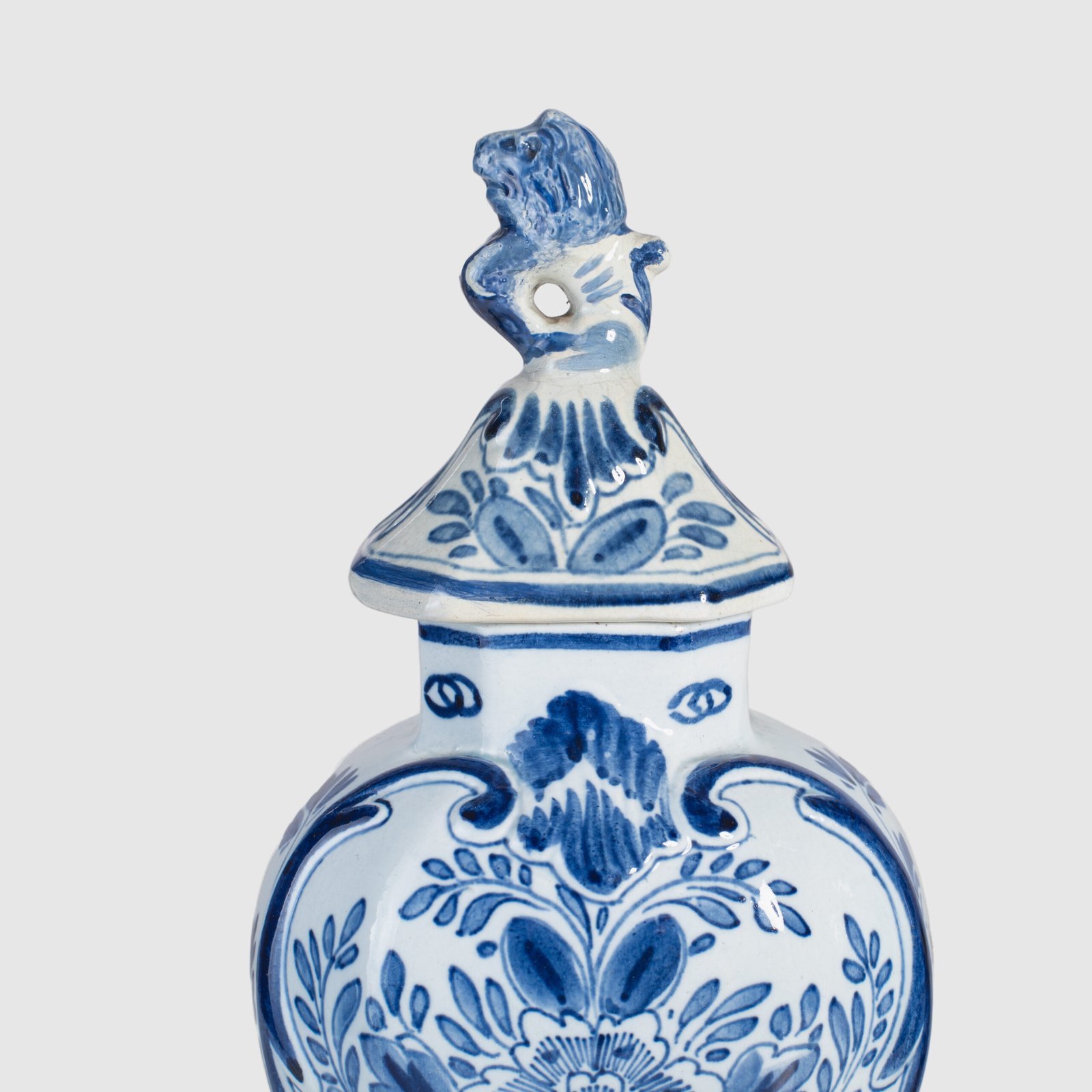 Pair of vases with lion - De Porceleyne Fles Delft - Joost Thooft - Year 1889 Discover an exceptional pair of Delft ceramic vases made by De Porceleyne Fles, Delft in 1889 under the direction of Joost Thooft.