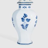 Pair of vases with lion - De Porceleyne Fles Delft - Joost Thooft - Year 1889 Discover an exceptional pair of Delft ceramic vases made by De Porceleyne Fles, Delft in 1889 under the direction of Joost Thooft.