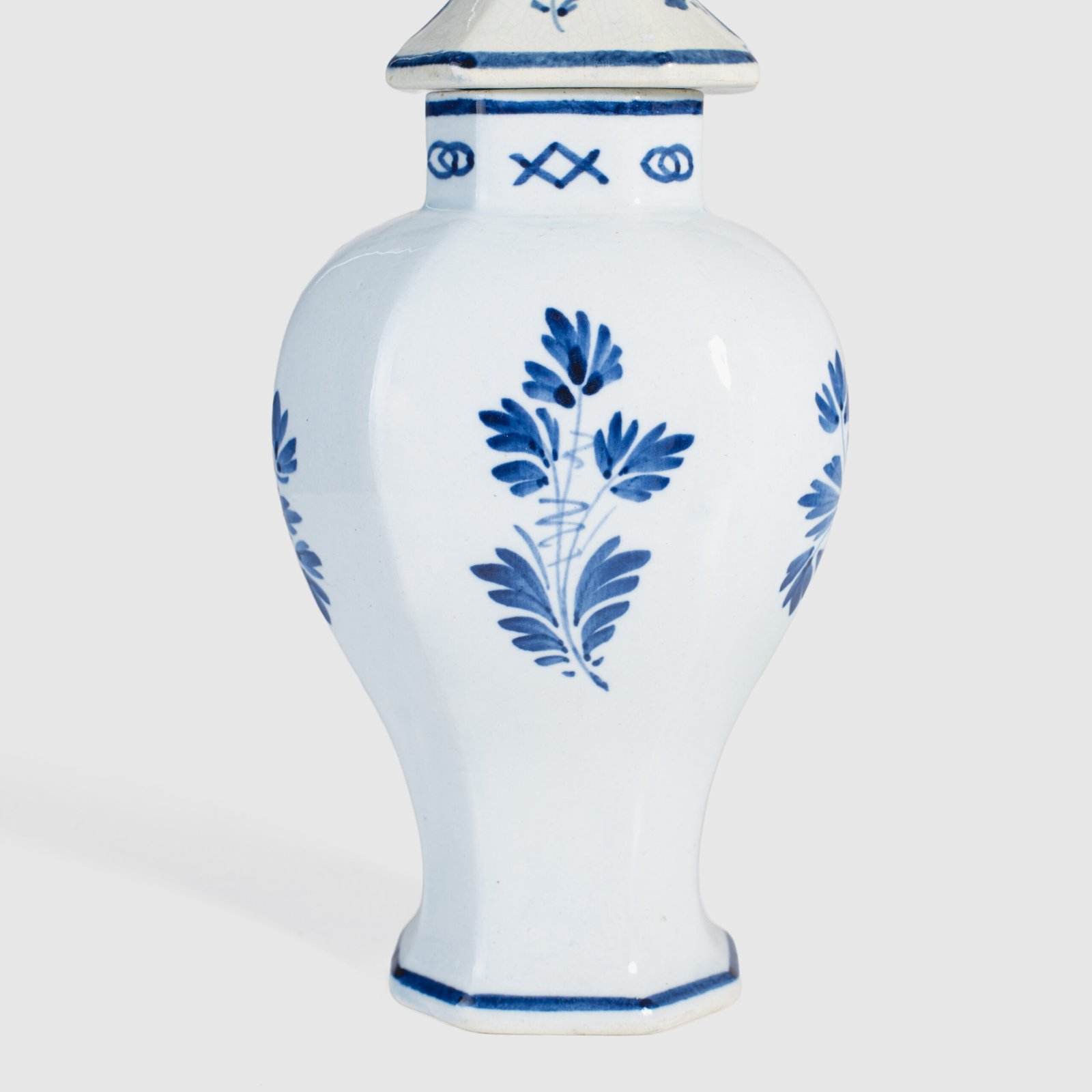Pair of vases with lion - De Porceleyne Fles Delft - Joost Thooft - Year 1889 Discover an exceptional pair of Delft ceramic vases made by De Porceleyne Fles, Delft in 1889 under the direction of Joost Thooft.